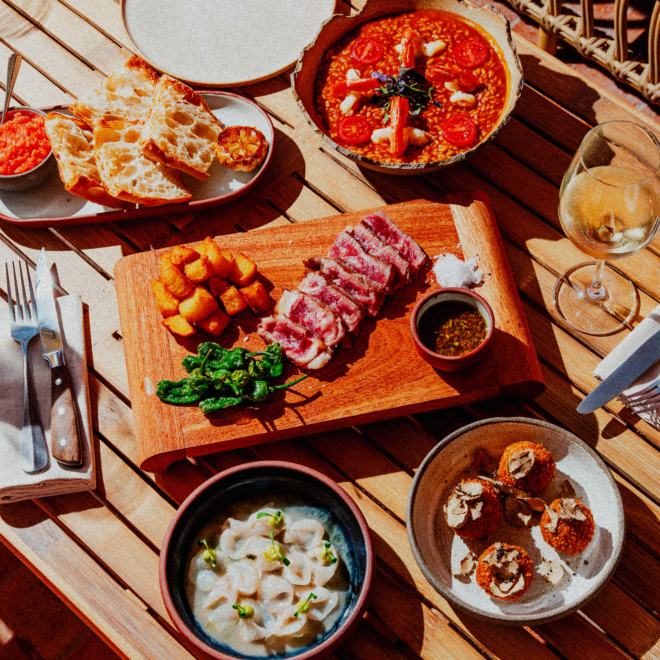 La comida está inspirada en la cultura española. 