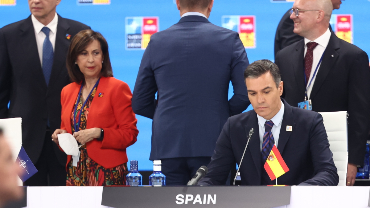Imagen de archivo de la ministra de Defensa, Margarita Robles, y el presidente del Gobierno, Pedro Sánchez, en la Cumbre de la OTAN de 2022, en Madrid.