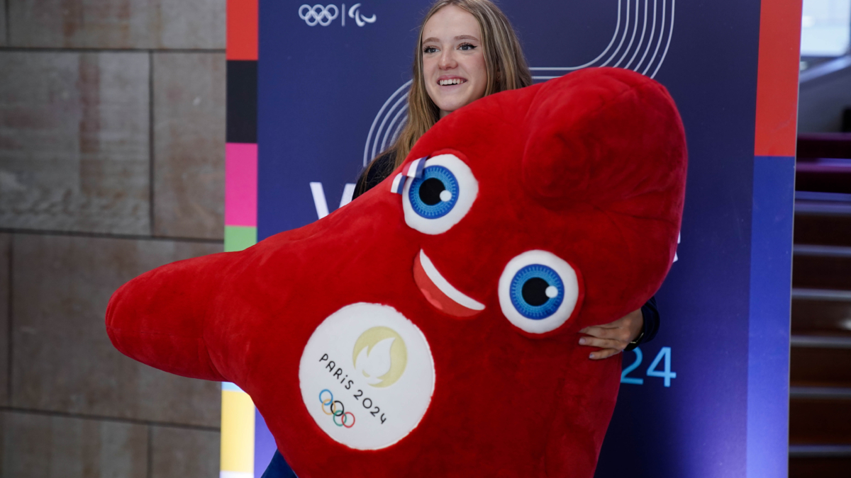 La skater española Daniela Terol posa con la mascota de los Juegos de París