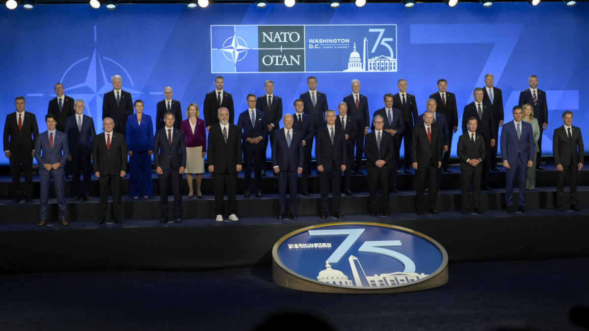 Jefes de Estado y de Gobierno de la OTAN posan para una foto, este miércoles en el Centro de Convenciones Walter E. Washington de la capital estadounidense.