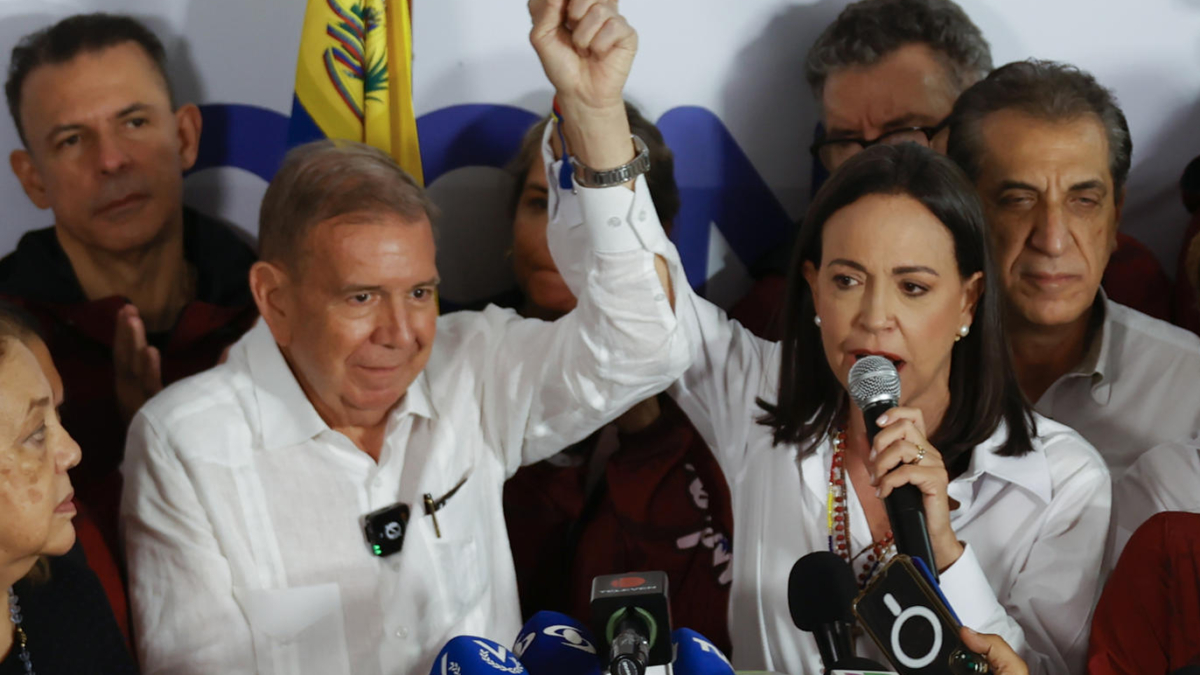 María Corina Machado alza el brazo de Edmundo González tras las elecciones en Venezuela.