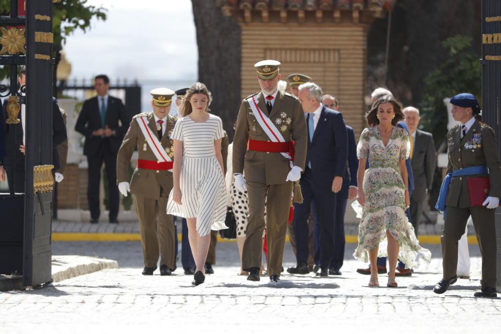 Los reyes, Felipe y Letizia, y la infanta Sofía a su llegada a la ceremonia donde la princesa de Asturias ha recibido el título de alférez.