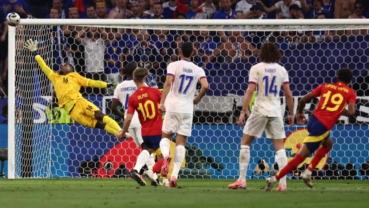 Momento en el que Lamine Yamal marca el gol del empate a Francia