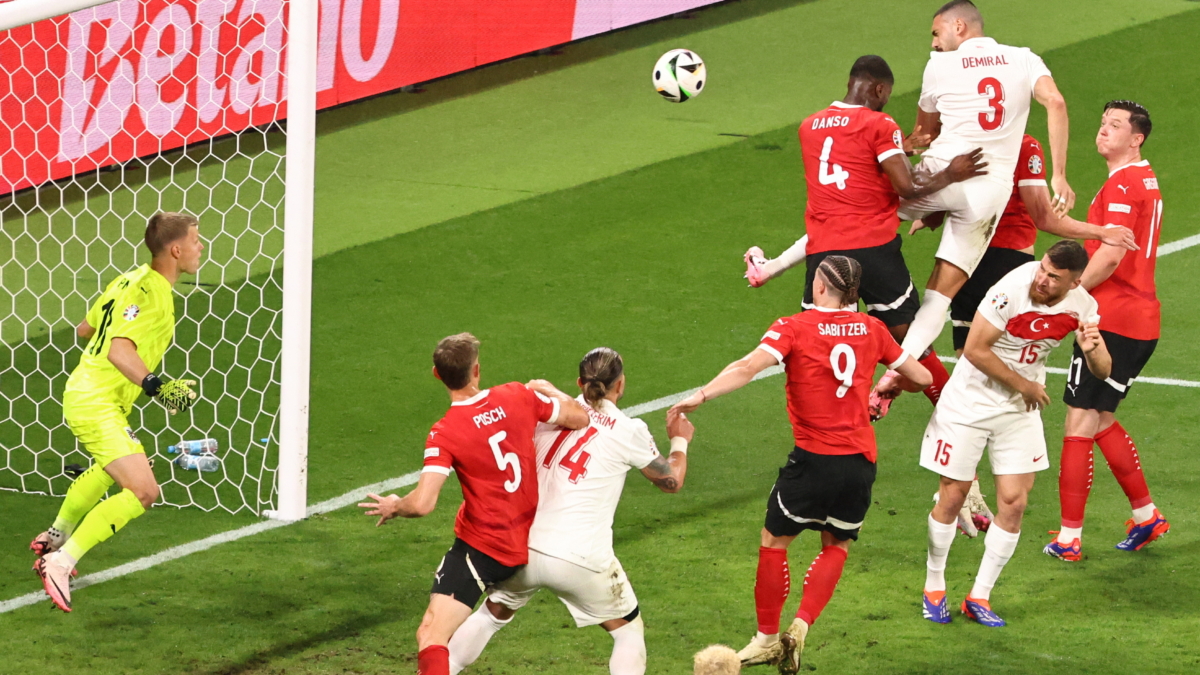 Merih Demiral, de Turquía, cabecea para marcar su segundo gol a Austria