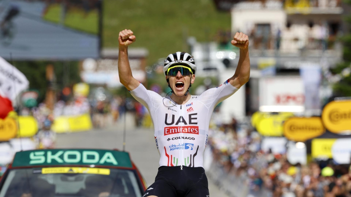 Tadej Pogacar celebra en Valloire la victoria en la cuarta etapa del Tour.