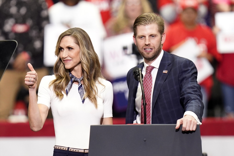 Eric Trump, hijo del expresidente estadounidense, y su esposa Lara Trump se dirigen al público en un mitin en 2020.