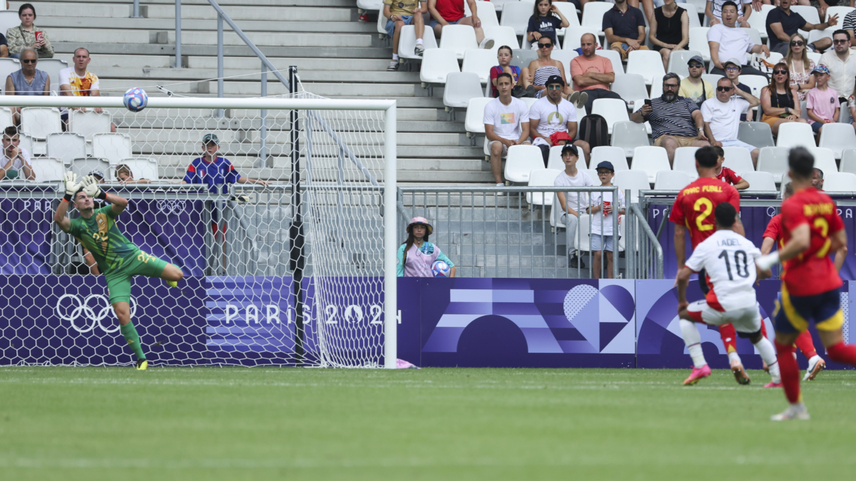 El portero español Alejandro Iturbe (i) recibe un gol del jugador egipcio Ibrahim Adel (blanco)