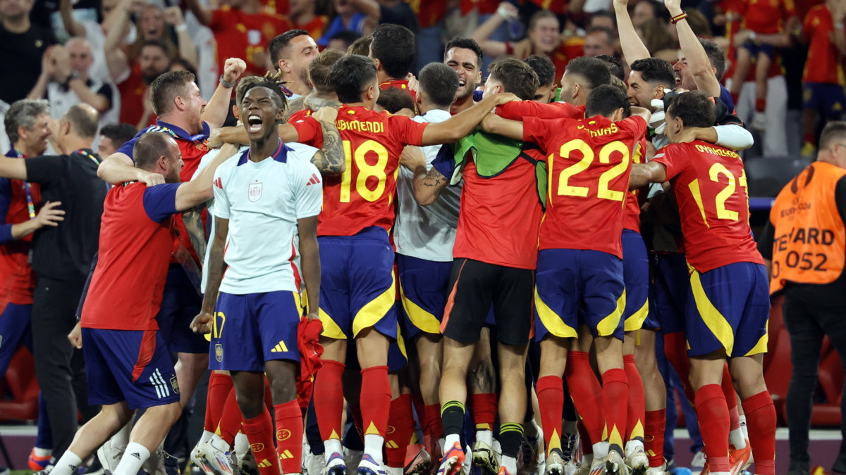 Nico Williams de España (frente-L) y sus compañeros celebran ganar el partido de fútbol semifinal de la UEFA EURO 2024