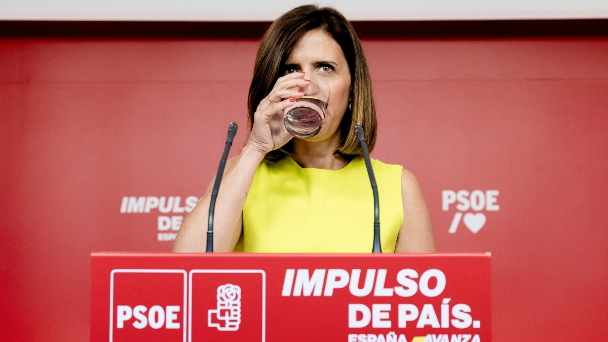 La portavoz de la Ejecutiva Federal del PSOE, Esther Peña, comparece ante los medios este lunes tras la reunión del órgano de dirección del partido en Ferraz.