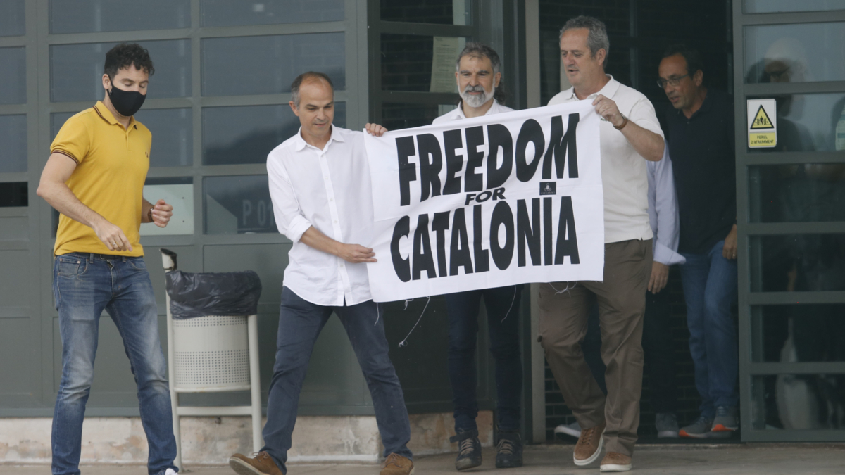 El exconseller de la Presidencia y ex portavoz de la Generalitat Jordi Turull (JxCat), el presidente de Òmnium Cultural, Jordi Cuixart y el exconseller de Interior de la Generalitat Joaquim Forn (PDeCAT), a su salida de la prisión de Lledoners en 2021