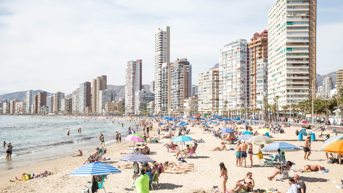 Una playa de Benidorm en verano.