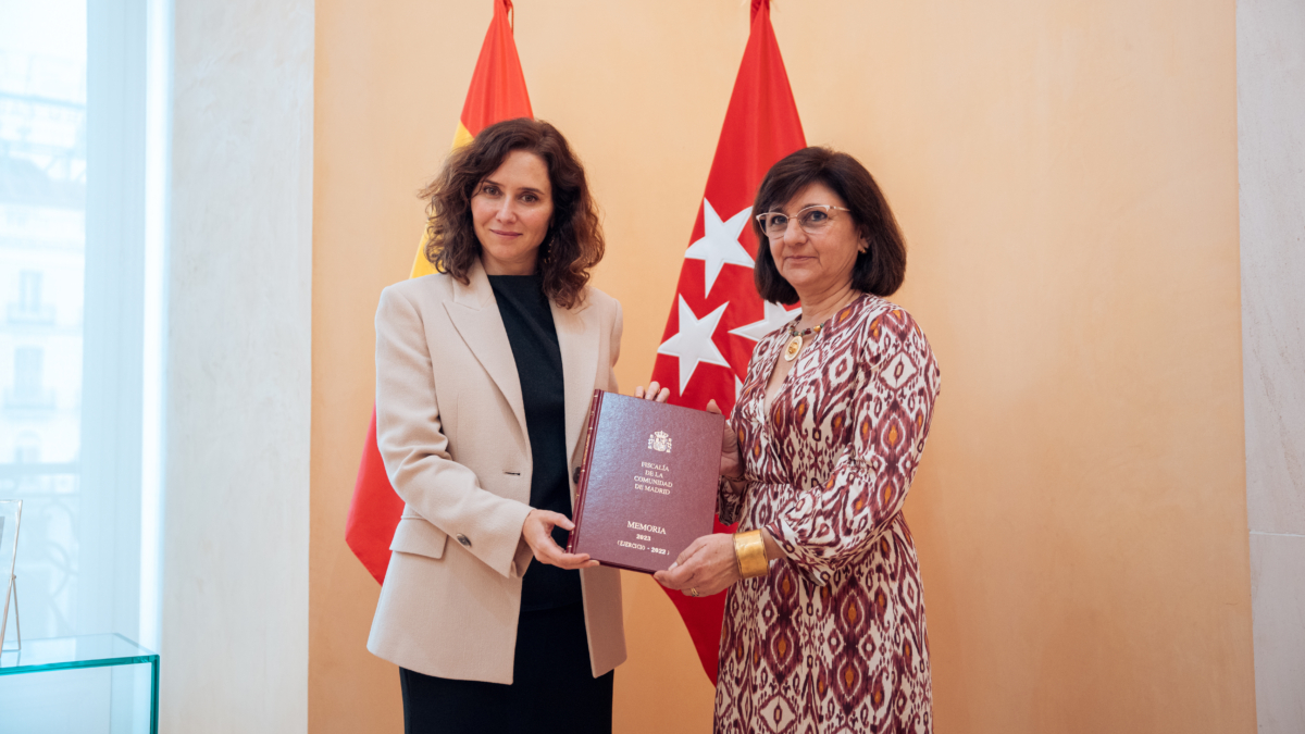 La presidenta de la Comunidad de Madrid, Isabel Díaz Ayuso, recibe por medio de la Fiscal Superior de la Fiscalía de la Comunidad de Madrid, Almudena Lastra de Inés, la Memoria de las actividades de la Fiscalía de Madrid