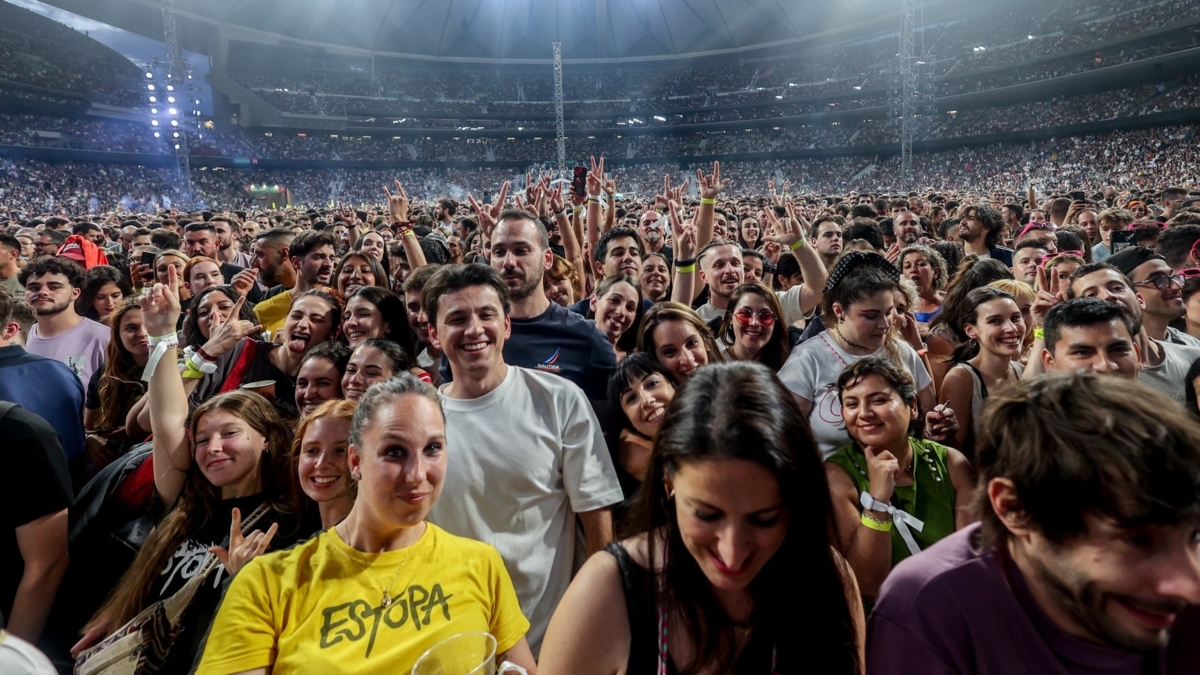 Cientos de espectadores disfrutan del concierto de Estopa en el Metropolitano (Madrid).