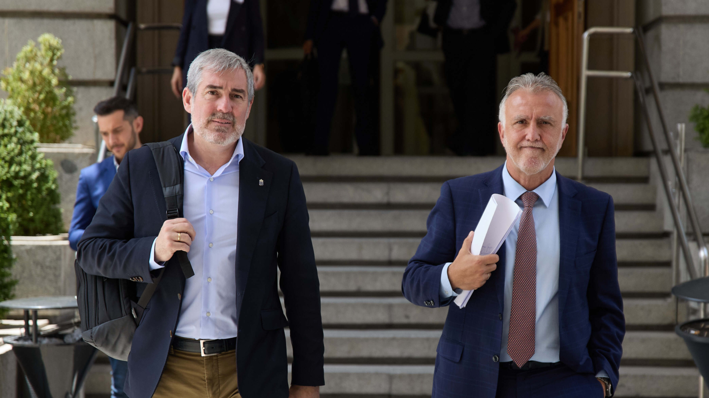 El presidente del Gobierno de Canarias, Fernando Clavijo (i), y el ministro de Política Territorial y Memoria Democrática, Ángel Víctor Torres (d), a su salida de una rueda de prensa tras una reunión con los portavoces del PP, PSOE y Vox del Parlamento de Canarias en el Congreso de los Diputados, a 26 de junio de 2024, en Madrid (España). Ángel Víctor Torres continúa la ronda de reuniones con las diferentes formaciones políticas para tratar la reforma de la ley de Extranjería. 26 JUNIO 2024;MADRID;MINISTRO POLÍTICA TERRITORIAL;ANGEL VICTOR TORRES;PORTAVOCES PP PSOE VOX Jesús Hellín / Europa Press 26/6/2024