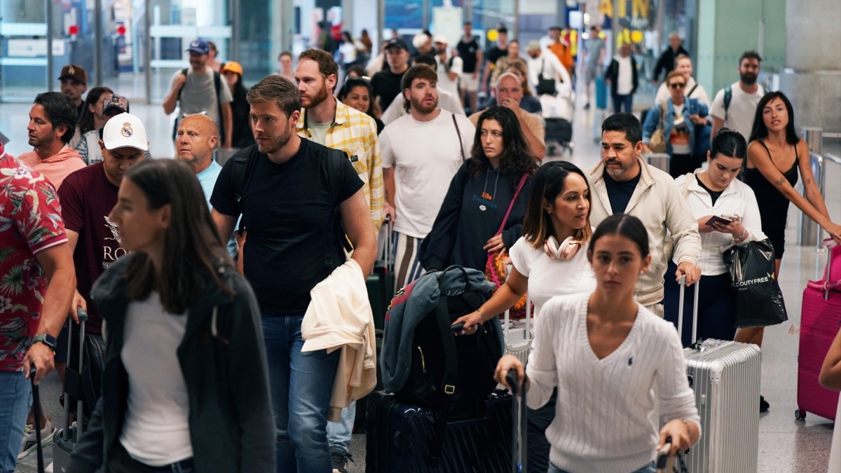 Turistas a su llegada al aeropuerto de Málaga-Costa del Sol