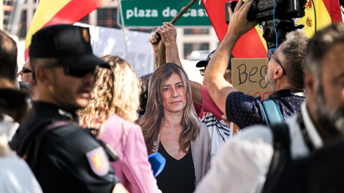 Protestas en los Juzgados durante la visita de Begoña Gómez.