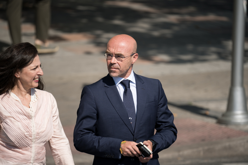 El líder de VOX en Bruselas, Jorge Buxadé y la abogada Marta Castro