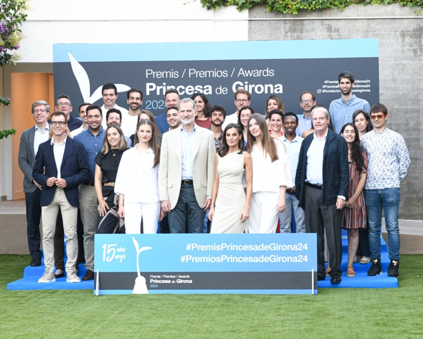 Foto de familia del encuentro con premiados ‘Princesa de Girona’ de ediciones anteriores.