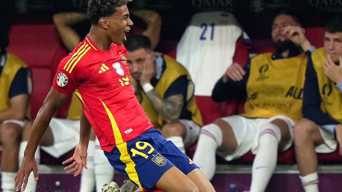 Lamine Yamal celebra su gol a Francia.