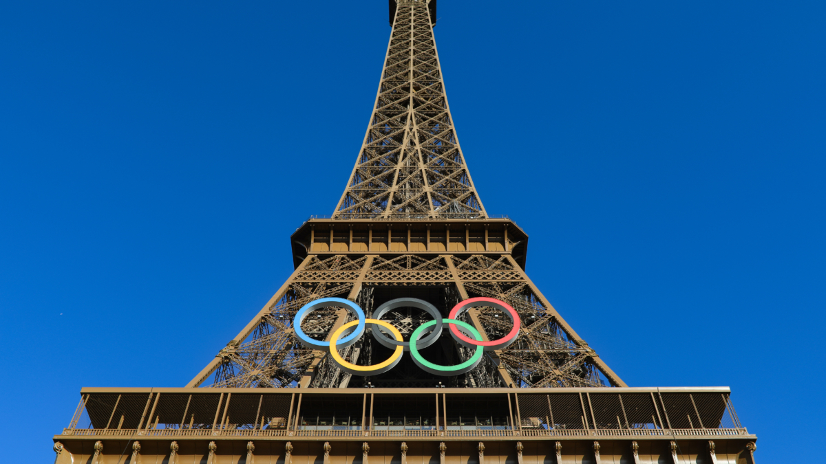 La torre Eiffel decorada con los aros olímpicos durante el día | EuropaPress