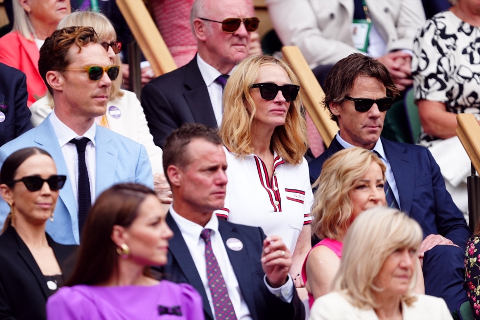 14 July 2024, United Kingdom, London: (L-R) English actor Benedict Cumberbatch, American actress Julia Roberts and her husband Daniel Moder in the royal box during the men's singles final tennis match on day fourteen of the 2024 Wimbledon Championships at the All England Lawn Tennis and Croquet Club. Photo: 14/7/2024 ONLY FOR USE IN SPAIN