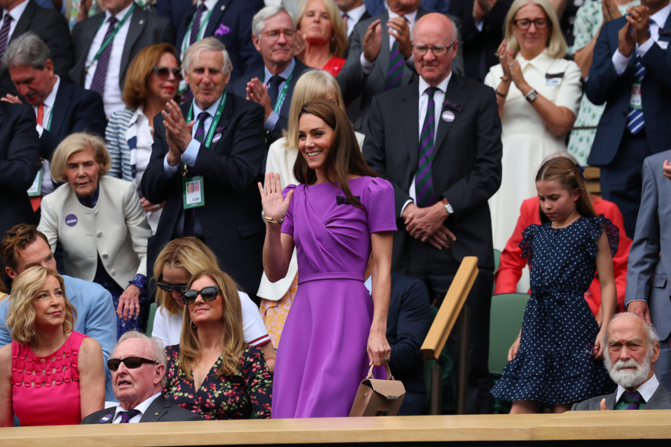July 14, 2024, Wimbledon, London, England: 14th July 2024; All England Lawn Tennis and Croquet Club, London, England; Wimbledon Tennis Tournament, Day 14; Princess of Wales Kate Middleton waves to the crowd while arriving at the Royal Box to watch Gentlemens Singles Final between Carlos Alcaraz (ESP) vs Novak Djokovic,Image: 889654142, License: Rights-managed, Restrictions: , Model Release: no, Credit line: John Patrick Fletcher / Zuma Press / ContactoPhoto Editorial licence valid only for Spain and 3 MONTHS from the date of the image, then delete it from your archive. For non-editorial and non-licensed use, please contact EUROPA PRESS. 14/7/2024 ONLY FOR USE IN SPAIN