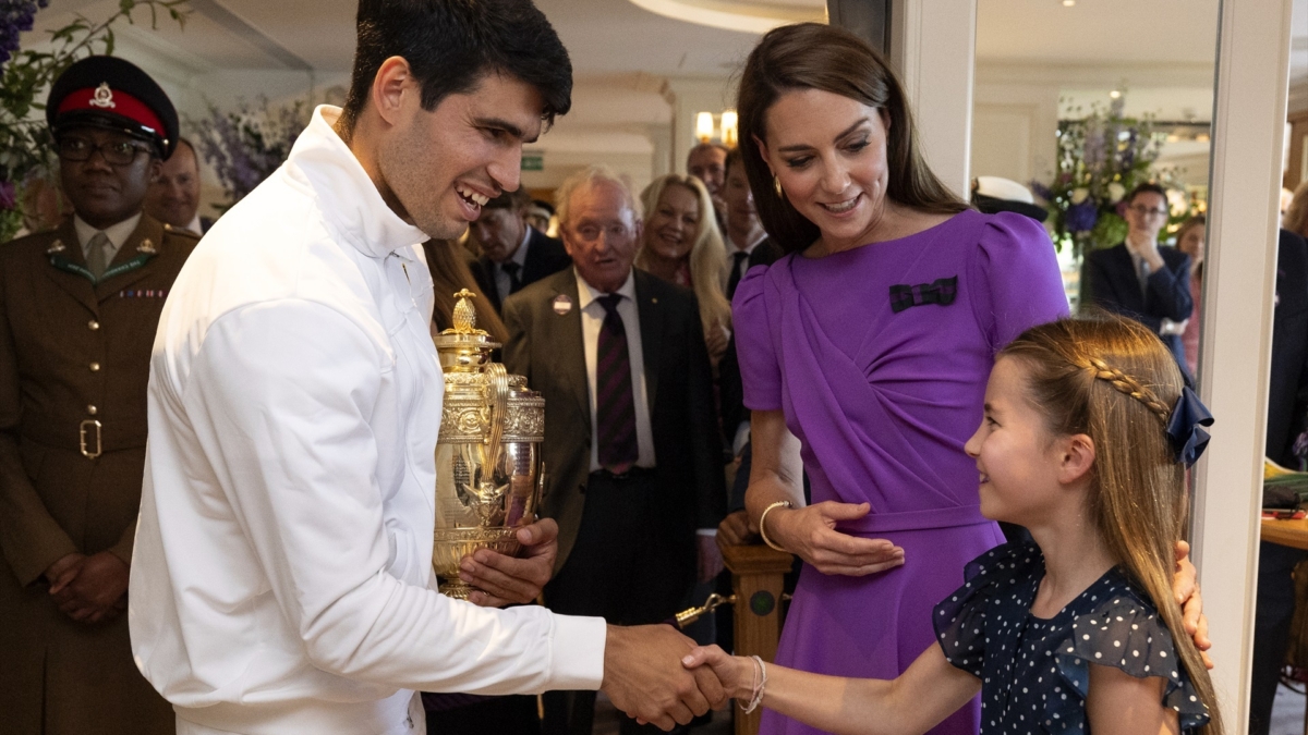 La princesa Kate y su hija, Charlotte, saludando a Carlos Alcaraz.