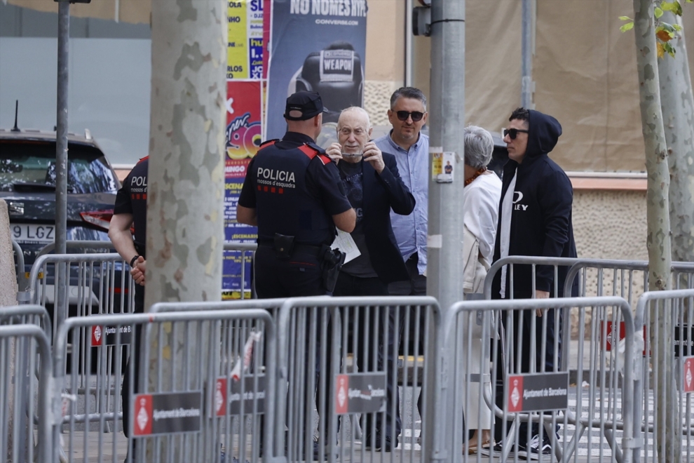 Josep Maria Mainat habla con la Policía a su llegada a la Audiencia Provincial. 