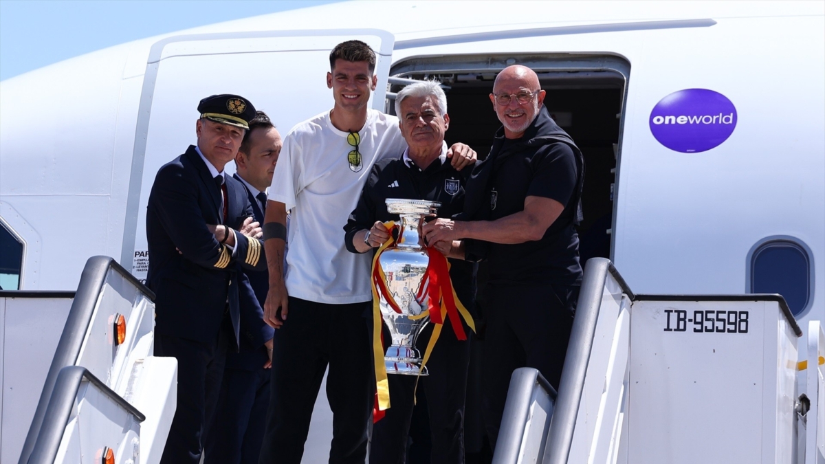 Pedro Rocha, acompañado del capitán de la Selección Alvaro Morata y el seleccionador Luis de la Fuente, al llegar este lunes a Madrid tras la conquista de la Eurocopa.