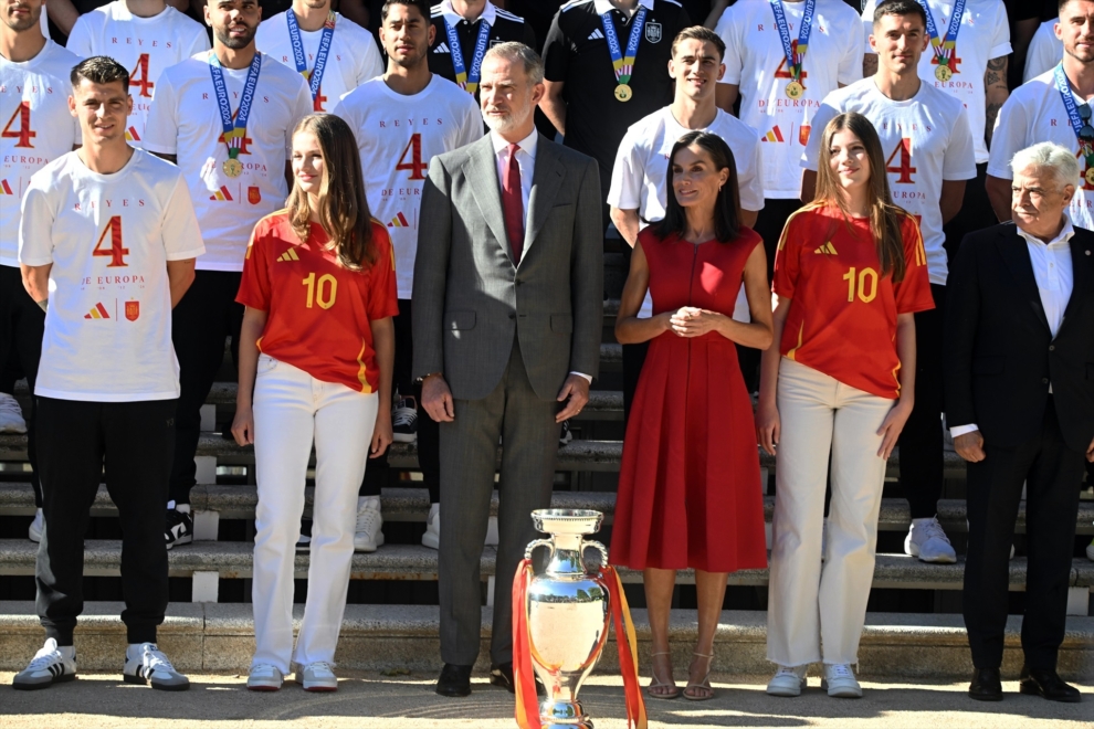 Los Reyes, Felipe y Letizia, junto a sus hijas, la princesa Leonor y la infanta Sofía, reciben a la selección española de fútbol en el Palacio de la Zarzuela tras ganar la Eurocopa 2024.