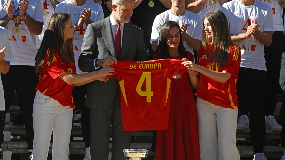 Los reyes, don Felipe y doña Letizia, posan con la princesa Leonor y Sofía, con la camiseta que les ha regalado la Selección Española.