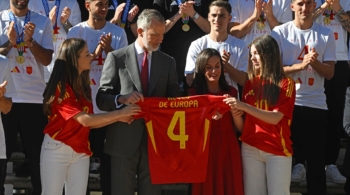 Leonor y Sofía se declaran fans de Dani Olmo en el recibimiento de los Reyes a la Selección