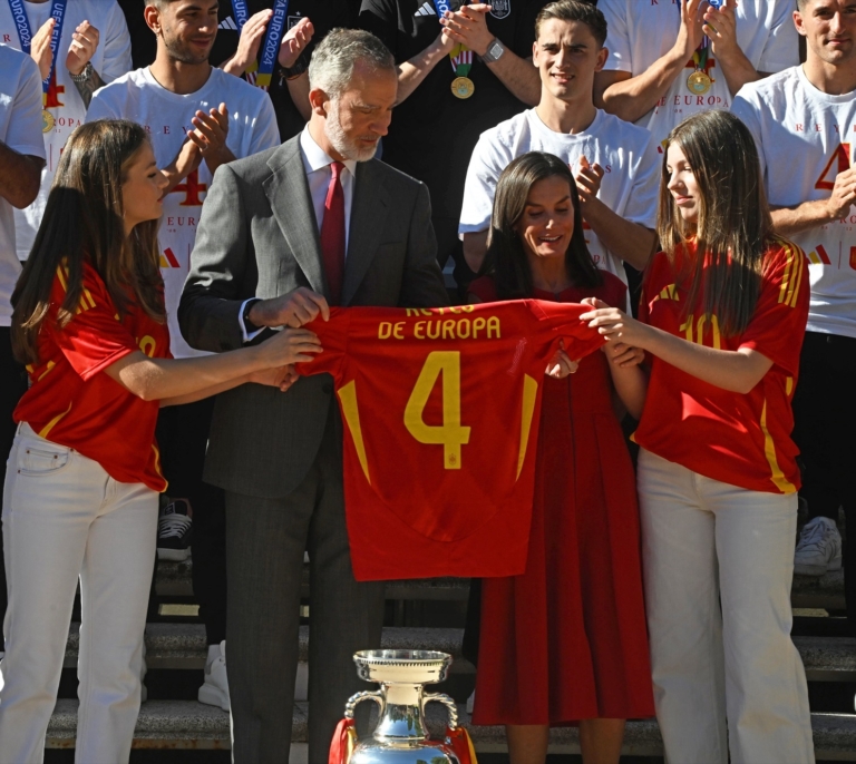 Leonor y Sofía se declaran fans de Dani Olmo en el recibimiento de los Reyes a la Selección