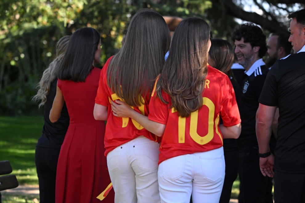 Las camisetas de la princesa Leonor y la infanta Sofía llevaban sus nombres y el número de Dani Olmo.