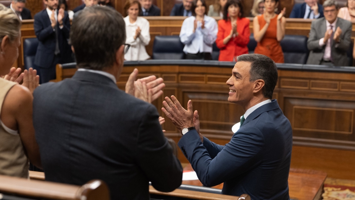 Pedro Sánchez aplaude desde su escaño en el Congreso.