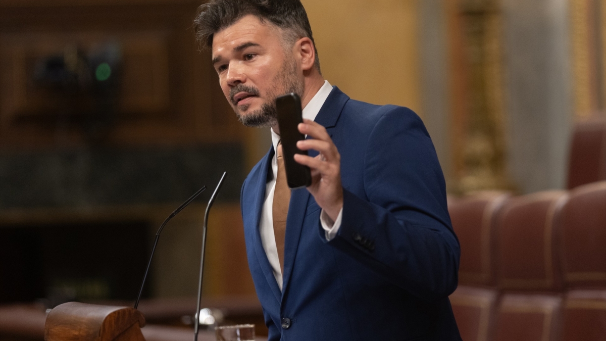 Gabriel Rufián interviene durante la sesión extraordinaria en el Congreso de los Diputados.