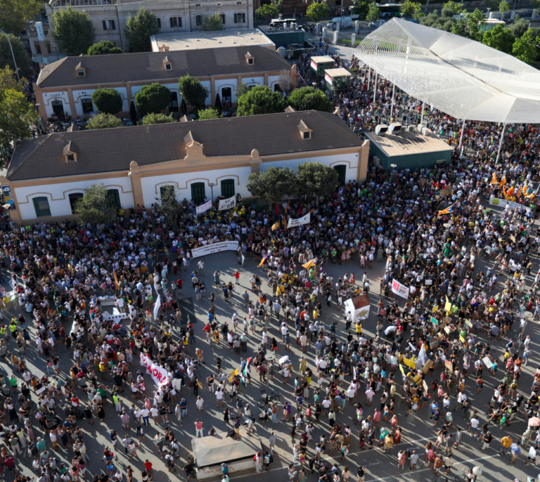 Miles de personas se manifiestan en Palma de Mallorca contra la masificación turística