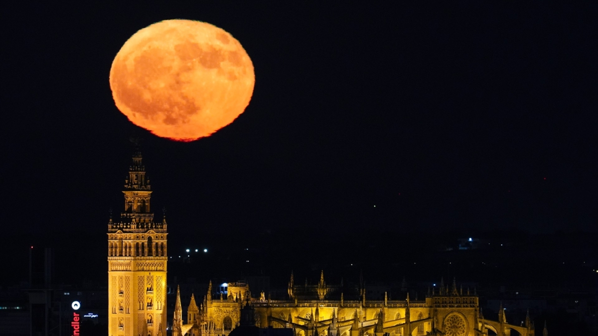 La “Superluna del Ciervo”, un fenómeno astronómico que ocurre cuando la luna llena de julio coincide con el perigeo, se pudo ver en Sevilla el 21 de julio de 2024