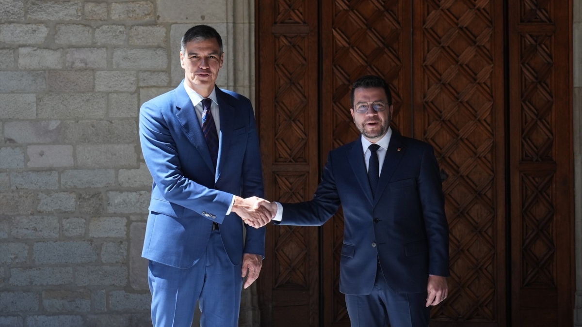 El presidente del Gobierno, Pedro Sánchez, y el presidente de la Generalitat en funciones, Pere Aragonès, se saludan a su llegada a su reunión en el Palau de la Generalitat, en Barcelona.