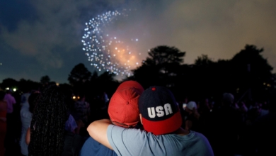 Concursos de comer hamburguesas, desfiles y fuegos artificiales: Washington se olvida de la política para celebrar el 4 de julio