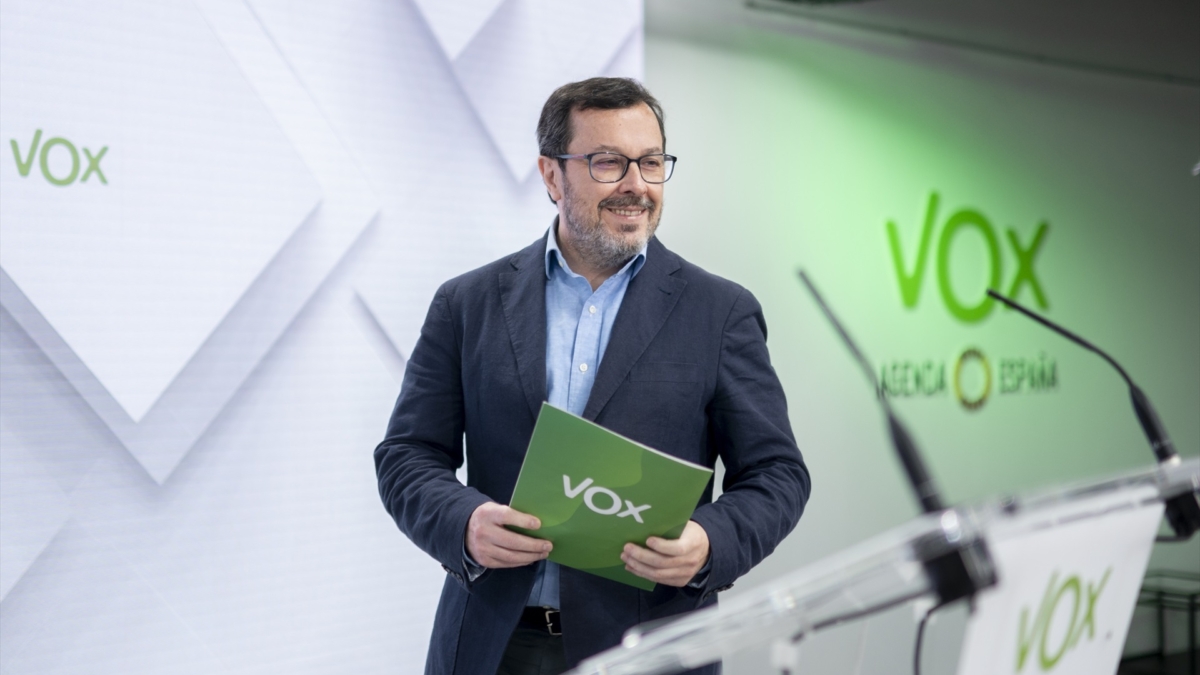 El portavoz de Vox, José Antonio Fúster, a su llegada a la rueda de prensa este lunes en la sede nacional de Vox