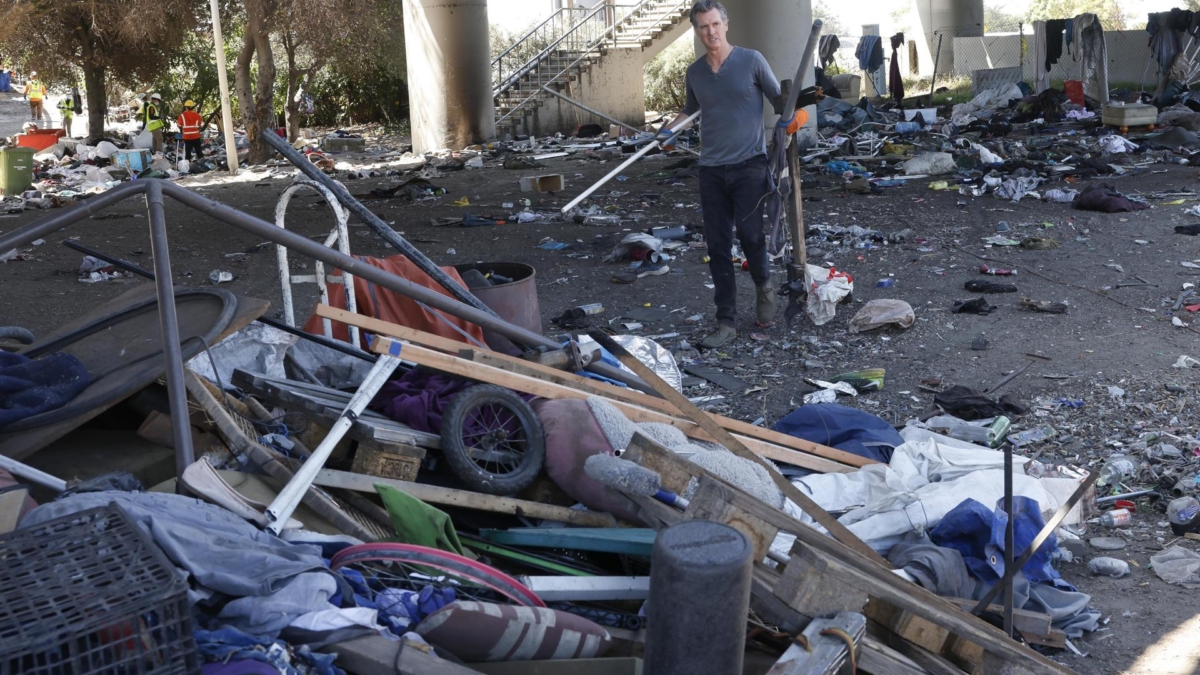 Imagen de archivo donde el gobernador de California, Gavin Newsom, participa en el desmantelamiento de un campamento de personas sintecho en Berkeley.