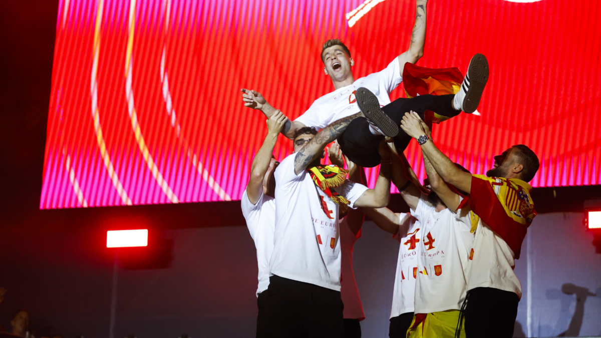 El jugador de la selección española, Álvaro Morata, manteado por sus compañeros durante la celebración por la Eurocopa