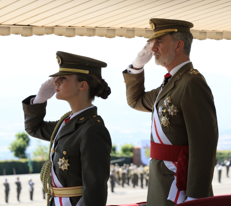 Leonor asienta su posición como heredera en su primer acto con su padre, el rey Felipe