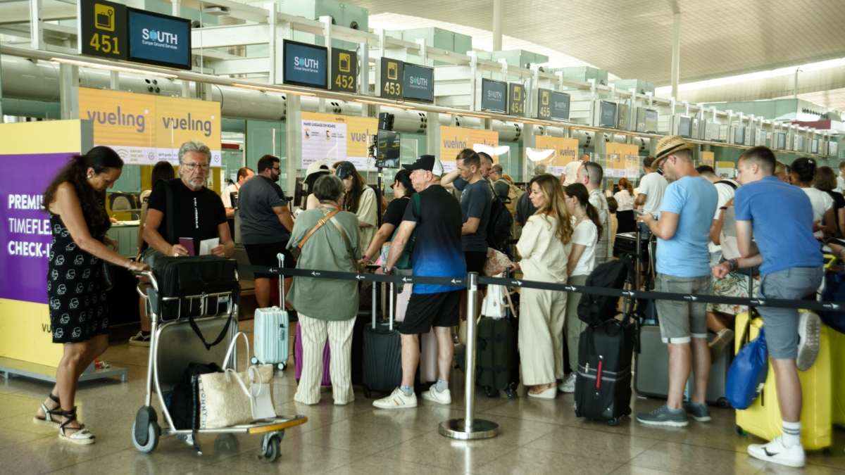 Un grupo de personas hacen colas en el aeropuerto de Josep Tarradellas Barcelona - El Prat, a 19 de julio de 2024