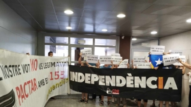 Activistas de CDR irrumpen en la sede de ERC en Barcelona para rechazar pactos con el PSOE