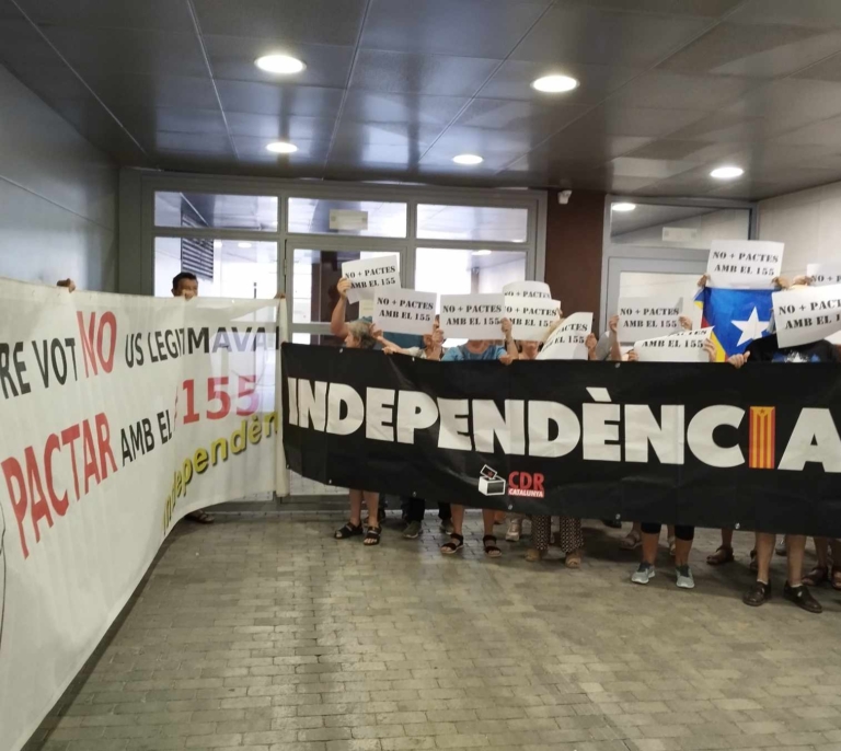 Activistas de CDR irrumpen en la sede de ERC en Barcelona para rechazar pactos con el PSOE