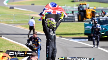 Hamilton vuelve a lo más alto más de dos años después con su novena victoria en Silverstone