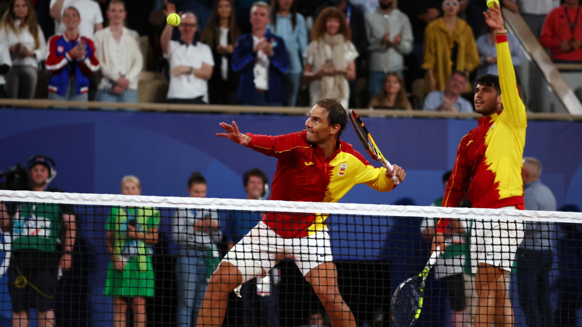Rafael Nadal y Carlos Alcaraz después de una victoria en los JJOO