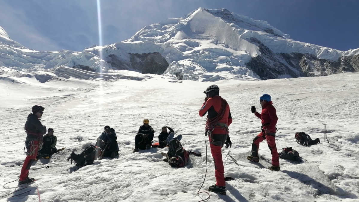 Agentes del Departamento de Alta Montaña encuentran el cuerpo momificado y deshidratado de una persona en el nevado de Huascarán.